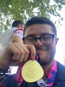 Rob Crosse with holding up his gold medal in a selfie